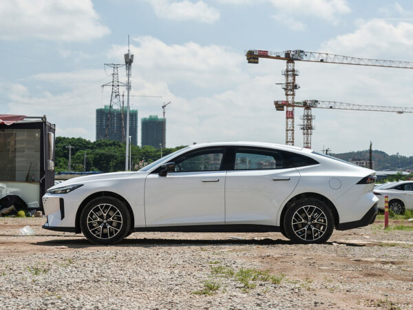 Changan UNI-V plug-in hybrid IDD - 图片 6